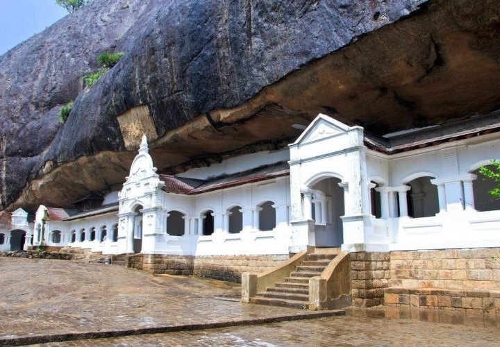 Visita al Templo de Oro de Dambulla, famoso por los cinco santuarios rupestres construidos en la base de una roca alta