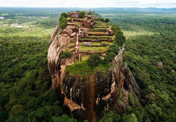 Descubrimiento de la Fortaleza de la Roca de Sigiriya declarada Patrimonio de la Humanidad por la UNESCO
