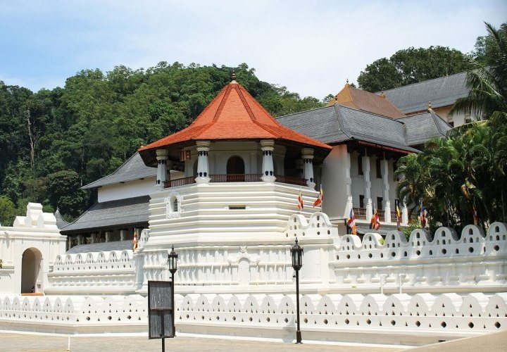Discovery of Kandy with a visit to the Temple of the Sacred Tooth Relic and the Bahirawakanda viewpoint
