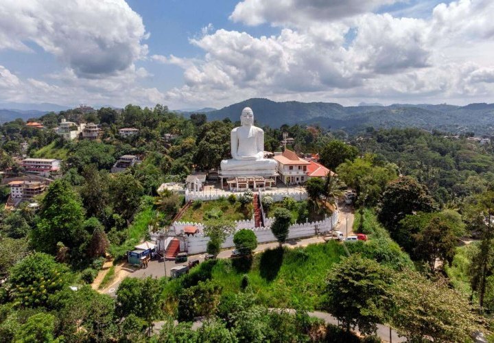 Descubrimiento de Kandy con visita al Templo de la Reliquia del Diente Sagrado al mirador de Bahirawakanda