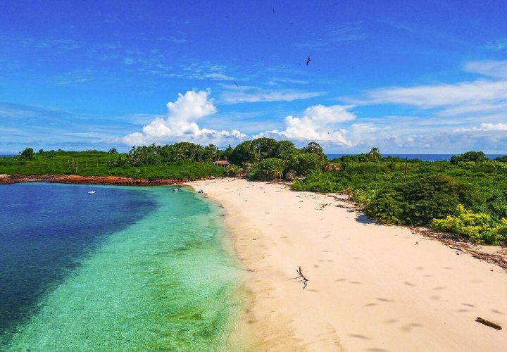 Discovery of the gorgeous island Isla Iguana with white sand beaches and crystal clear waters