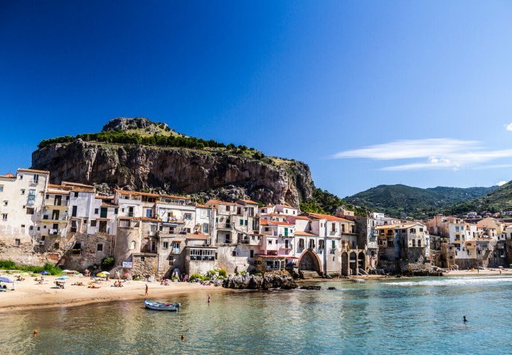 Walking tour in Catania and discovery of Cefalù