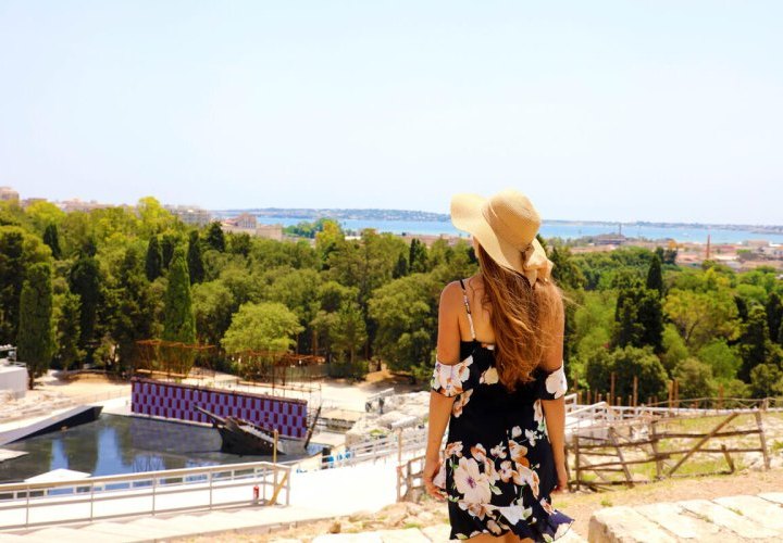 Discovery of the ancient history in Syracuse and the finest buildings of Sicilian baroque in Noto 