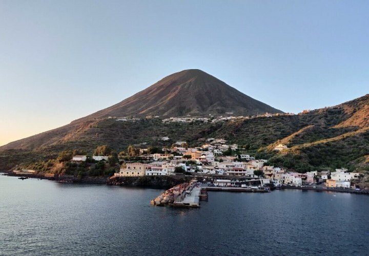 Baignade dans le cadre magnifique de la baie de Pollara sur l'île de Salina (jeudi)