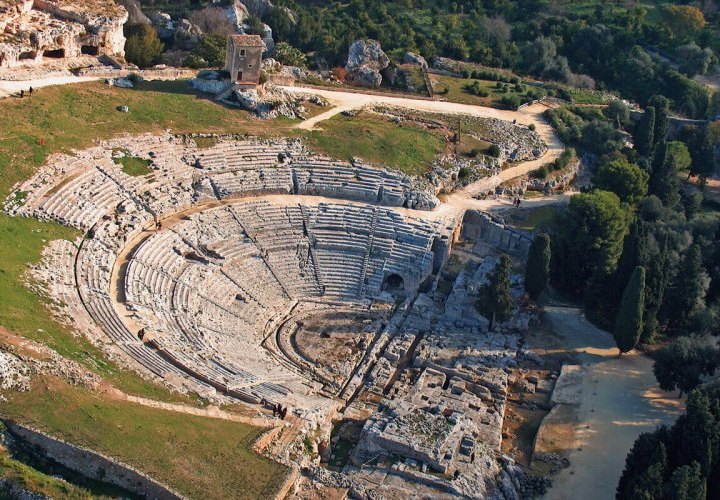 Discovery of the ancient history in Syracuse and the finest buildings of Sicilian baroque in Noto 