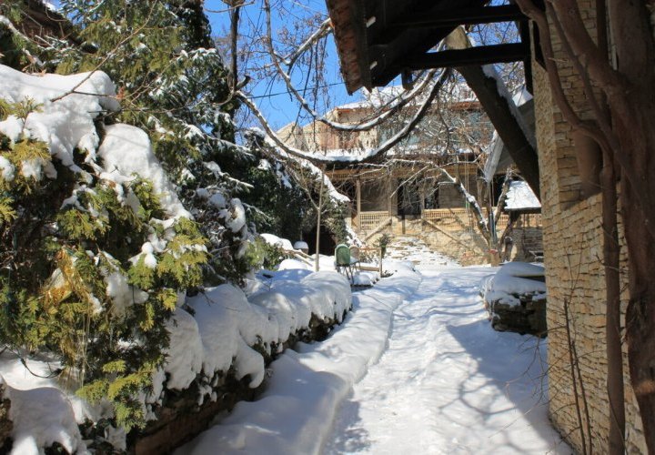 Celebración de Año Nuevo en un ambiente tradicional en la casa de huéspedes Hanul lui Hanganu