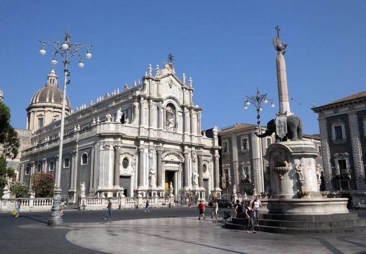 Discovery of Cefalù and walking tour in Catania 