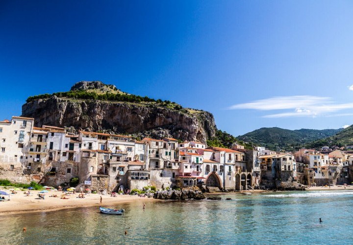 Discovery of Cefalù and walking tour in Catania 