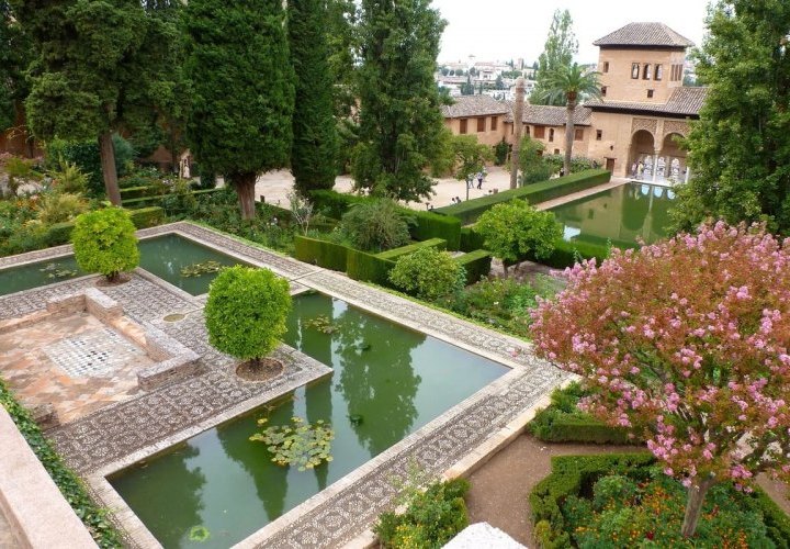 El espectacular conjunto monumental de la Alhambra y el Generalife en la ciudad de Granada