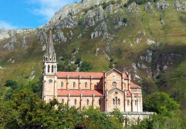 Travel to Santillana del Mar and Covadonga - important places of historical value in Spain